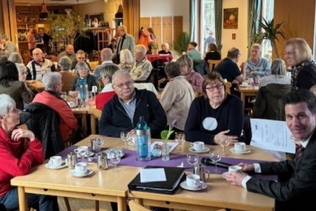 Mitglieder in der Versammlung