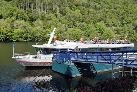 Schiff am Anleger an der Eifler Seenplatte.