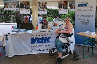 Von links nach rechts: Uwe Müller ehemaliger Vorsitzender, Mitglied Klaus Witt und Kassenprüferin Erika Lorenz am VdK-Infostand bei AWO-Sommerfest 2023