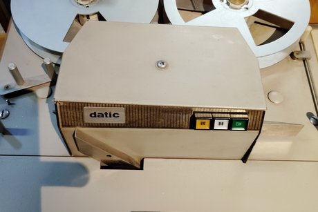 Ein mit Grundbuchspeichermaschine beschilderter Apparat