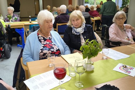 Mitglieder an der Kaffeetafel