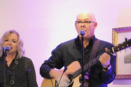 Das Duo H&ouml;rbar stimmte mit Weihnachtsklassikern auf den Jahresabschluss ein.