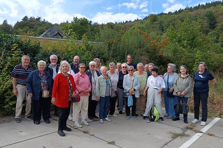 Hier sieht man Frauen und M&auml;nner vom VdK 0V Bilk und OV Eller, sie stehen gemeinsam vor einer gr&uuml;nen Hecke