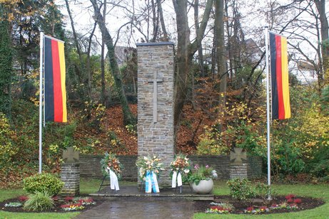 Ehrenmal in Seelscheid mit Kr&auml;nzen des VdK (Mitte) sowie der Gemeinde Neunkirchen-Seelscheid und der Deutschen Kriegsgr&auml;berf&uuml;rsorge