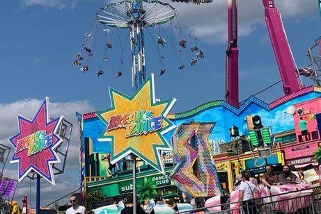 Auf dem Bild sieht man das bunte Treiben auf dem Sch&uuml;tzenplatz. Auch sieht man ein Kettenkarussell im oberen Bildabschnitt