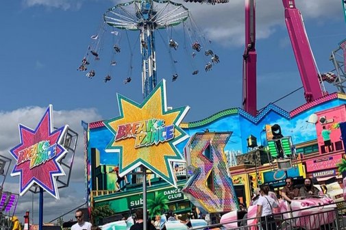 Auf dem Bild sieht man das bunte Treiben auf dem Sch&uuml;tzenplatz. Auch sieht man ein Kettenkarussell im oberen Bildabschnitt