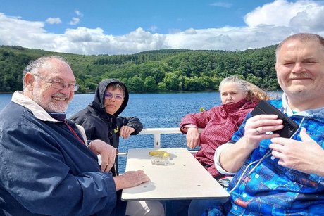 Personen auf der Schifffahrt des Rursee