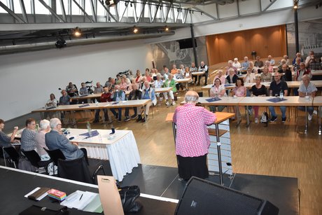 Blick in den Saal in Stroetmanns Fabrik über den Vorstand hinweg auf die Teilnehmer der JHV des VdK Emsdetten.