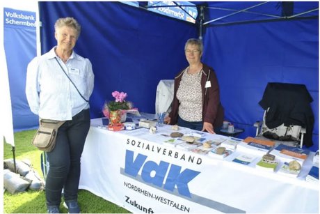 Das Foto zeigt 2 Vorstandsmitglieder am Info-Stand