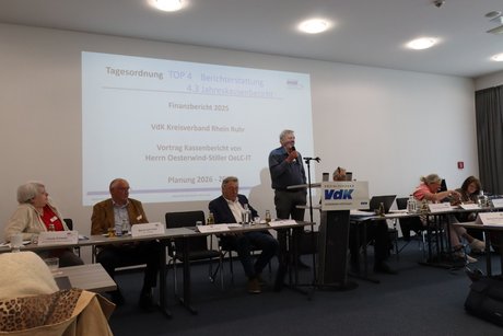 Ein Mann tr&auml;gt etwas vor.