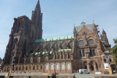 Seitenansicht des Straßburger Münsters.