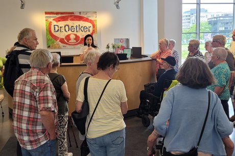 Hier stehen die Mitglieder beim Empfang in der Eingangshalle.