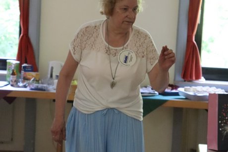 Treffen der Vertreterinnen der Frauen. Eine Frau steht und spricht zu den Gästen.