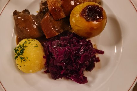 G&auml;nsebraten, Klo&szlig;e und Rotkohl
