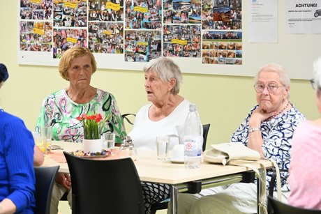 Menschen sitzen an Tischen