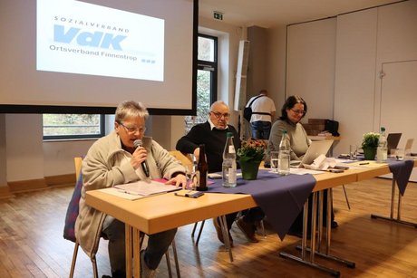 Karin Wallkusch verliesst den Jahresbericht von 2025