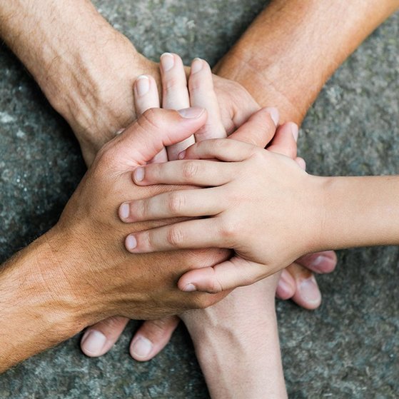 Fünf Hände übereinander. Fünf Hände übereinander.