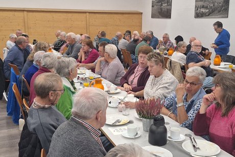 Das Bild zeigt einen Schnappschuss durch die gut gefüllte Ederauen-Halle in Schwarzenau.