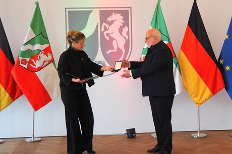 Ministerin Neubaur Norbert Zielonka Verdienstorden des Landes Nordrhein-Westfalen für Norbert Zielonka