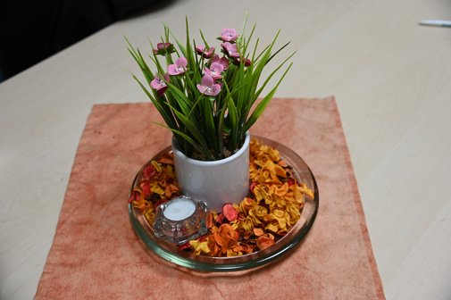 k&uuml;nstliches Blumengesteck auf einem Tisch