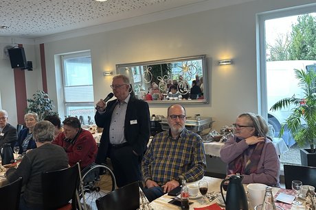 Hartmut eröffnet das Buffet