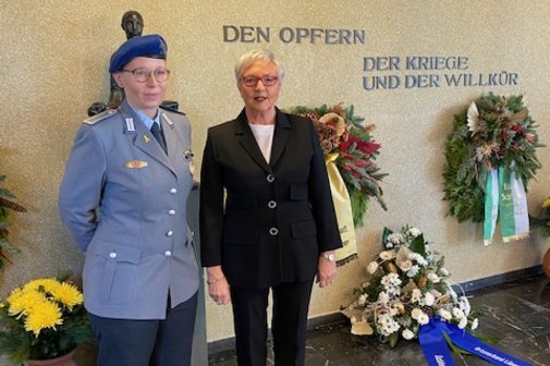 auf dem Foto VdK-Vorsitzende Angela Nowak vor den niedergelegten Kränzen