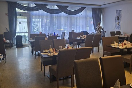 ....der festlich dekorierte Saal so sah....der festlich dekorierte Saalen die Tische aus