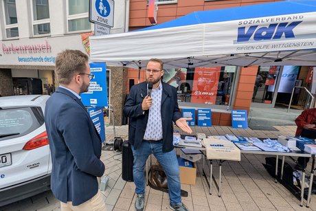 Jan-Michael Stefener (rechts, von Volt) berichtete über die Vorhaben seiner Partei.