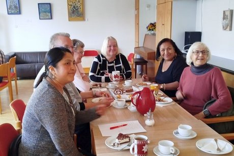 Treffen und Austausch bei Kaffee und Kuchen