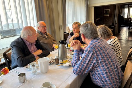 Mitglieder beim Frühstück Mitglieder beim Frühstück