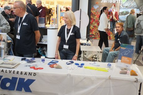 Drei Personen hinter einem VdK Info-Stand.