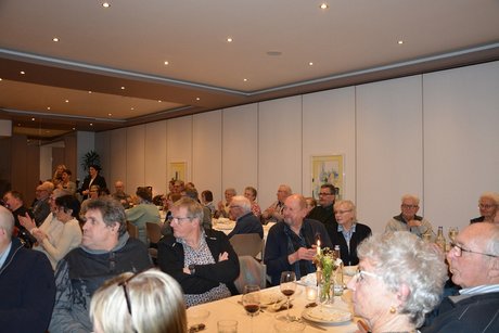 Menschen hören dem Kinderchor zu