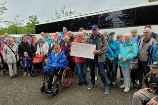 Gruppenbild vor dem Bus