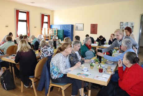 Ein Mann und eine Frau schauen in die Kamera.