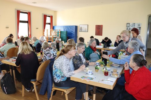 Ein Mann und eine Frau schauen in die Kamera.