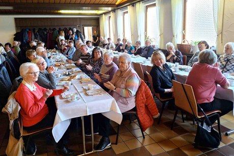 Blick in den vollbesetzten Saal