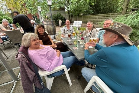 Im Biergarten Mitglieder sitzen im Biergarten