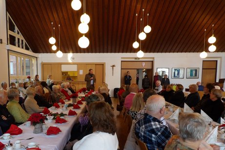 Der Vorstand vom VdK Gevelsberg konnte zu seiner diesjährigen Jahresabschlussfeier zahlreiche Mitglieder sowie Bürgermeister Claus Jacobi begrüßen; die gemeinsam bei Kaffee und Kuchen einen stimmungsvollen adventlichen Nachmittag erlebten.