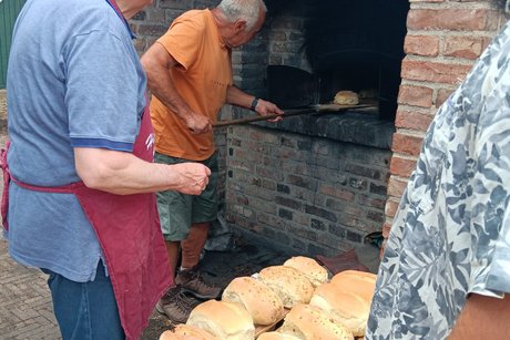 Das fertige Brot wird aus dem Ofen geholt