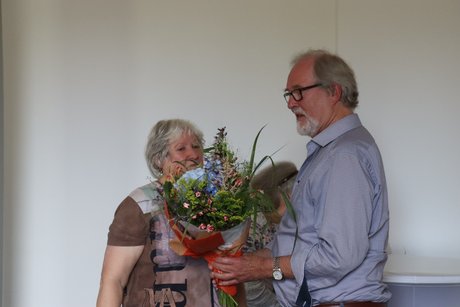 Jahreshauptversammlung 2026 Ein Mann gibt einer Frau zum Dank für ihre ehrenamtliche Tätigkeit Blumen.