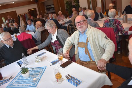 Lebensfreude im bayerischen Look. Ausgelassene Stimmung in zünftiger Tracht beim Oktoberfest des VdK Emsdetten.