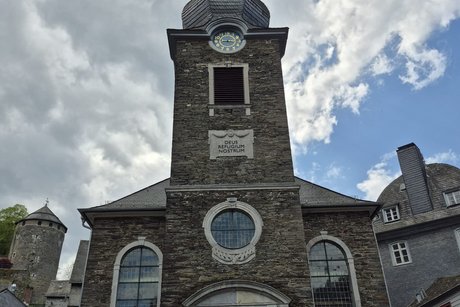 Haus mit kleinem Turm.