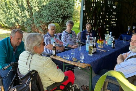 Mitglieder sitzen gemütlich beisammen