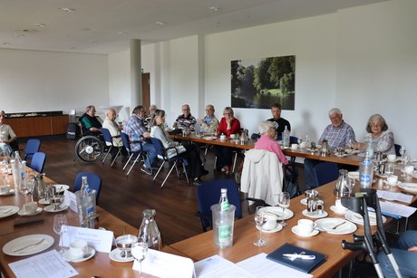 Jahreshauptversammlung 2026 Die Mitglieder des Ortsverband sitzen an langen Tischen .