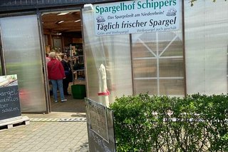 Die Außenfassade der Spargelscheune mit einem großen Tor in Richtung Verkaufsraum.