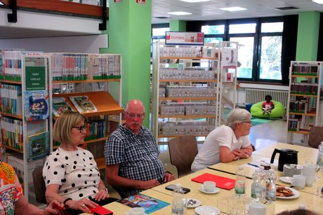 Interessierte Teilnehmerinnen und Teilnehmer informierten sich beim Digitalen Stammtisch in der Stadtbibliothek Homberg-Hochheide über die Nutzung digitaler Bibliotheksangebote. Interessierte Teilnehmerinnen und Teilnehmer informierten sich beim Digitalen Stammtisch in der Stadtbibliothek Homberg-Hochheide über die Nutzung digitaler Bibliotheksangebote.