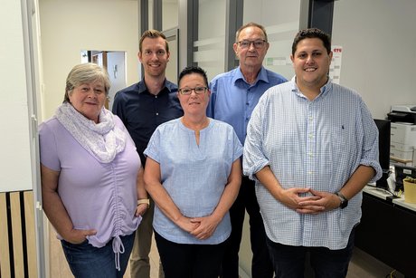 Von links: Birgit Klein (Mitarbeiterin), Christoph Krause (Projektleiter), Ute Doerksen (Geschäftsführerin), Norbert Melzer (Vorsitzender) und Pascal Hentschke (IT-Beauftragter)