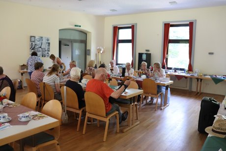 Treffen der Vertreterinnen der Frauen. Mehrere Personen sitzen an langen Tischen.