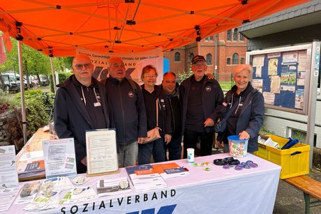 18. Essener Senioren-Infotag auf dem Katernberger Markt Sechs Personen stehen hinter einem VdK-Informations-Stand.