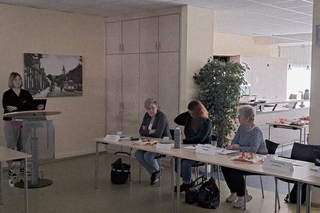 Teilnehmer hören den Vortrag